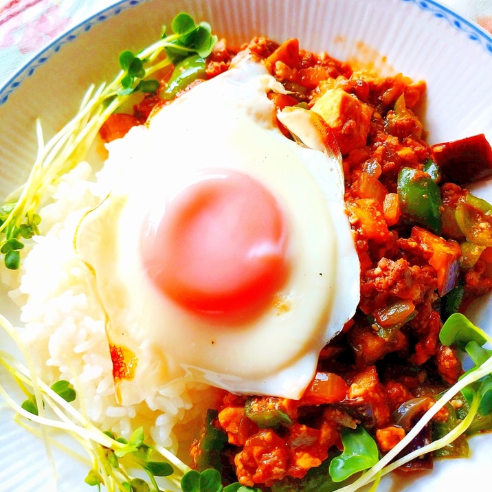 なすとピーマンの、コチュジャンそぼろ丼